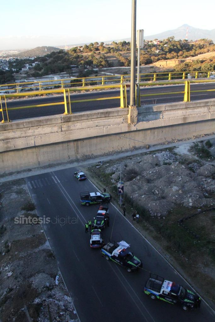 Hombre se quita en puente de Clavijero, Puebla