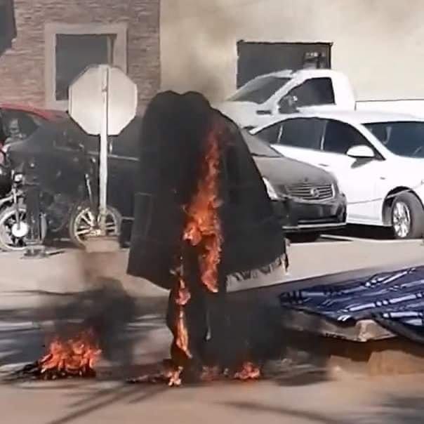 Hombre se prende fuego