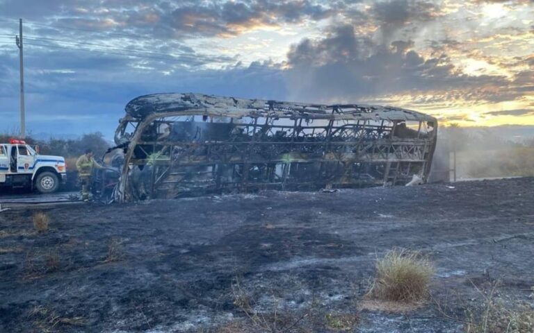 Choque entre tráiler y autobús en Sinaloa