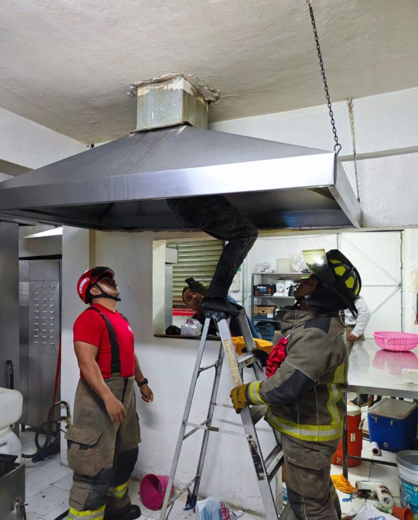 Presunto ladrón quedó atorado en chimenea de una pollería en Cancún