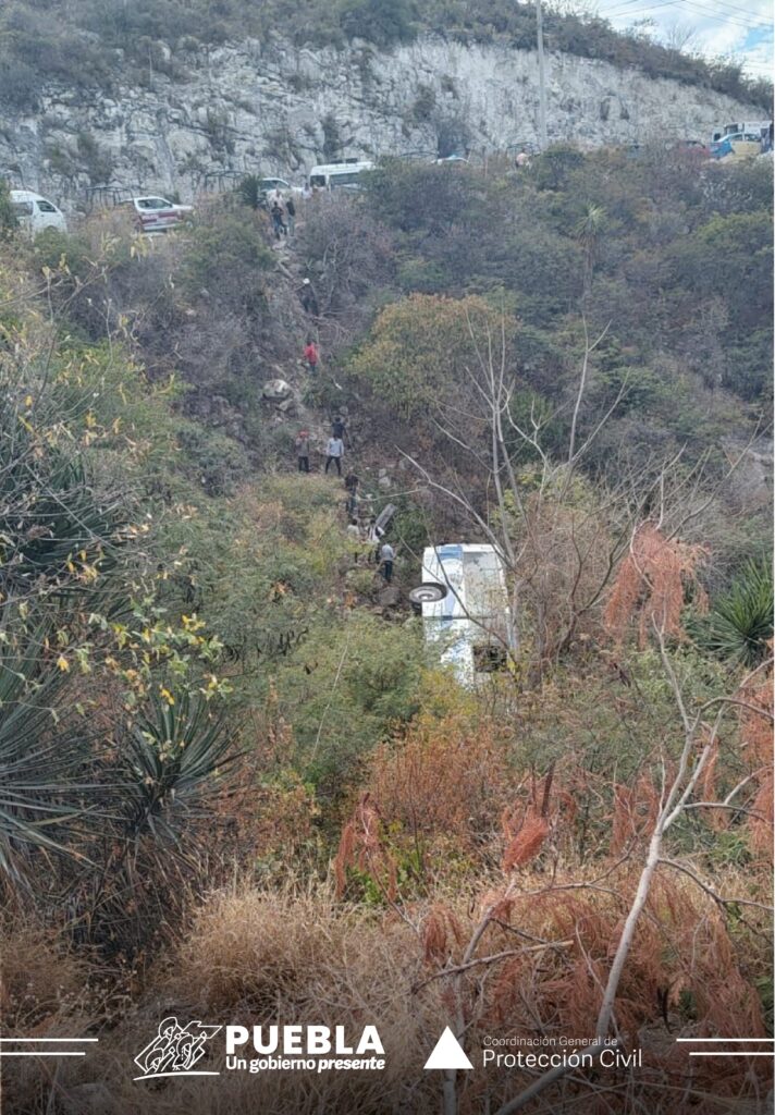 Cae autobús de pasajeros a barranco en Puebla