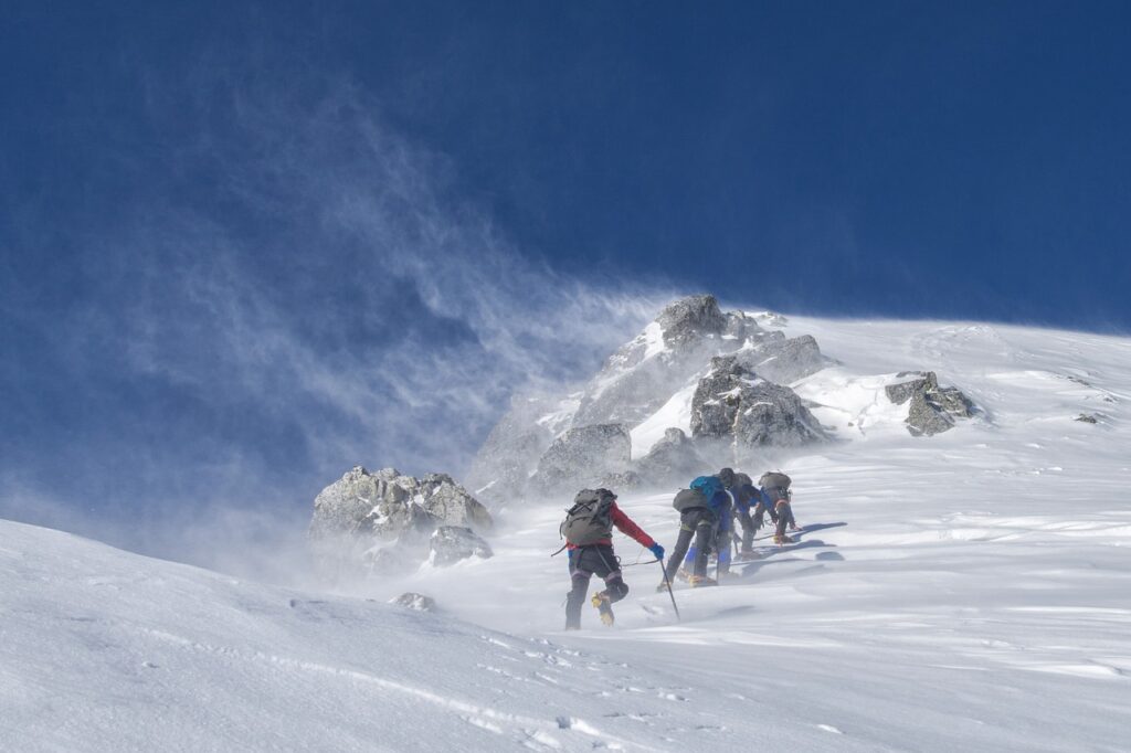 Rescatan a 10 a 11 alpinistas perdidos en el Pico de Orizaba