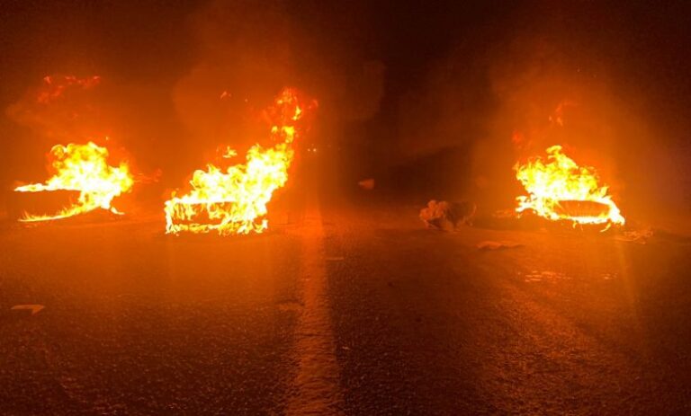 Por incendio forestal desalojan a 250 personas en Querétaro