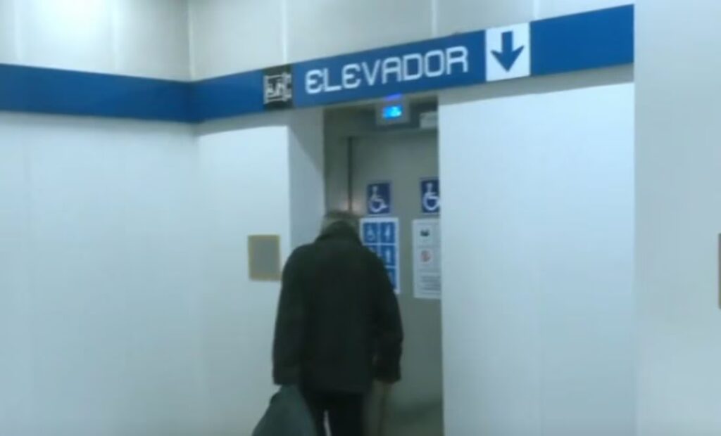 Quedan 15 personas atrapadas en dos elevadores de la CDMX