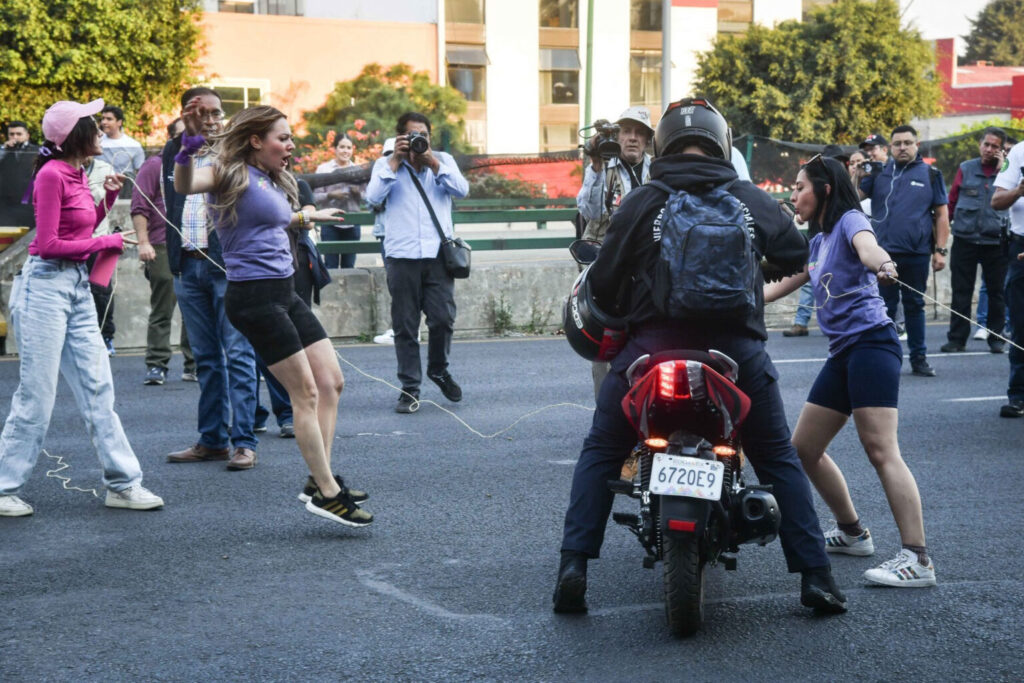 Familiares, activistas y colectivos feministas bloquearon Periférico norte para exigir justicia para una menor de cuatro años