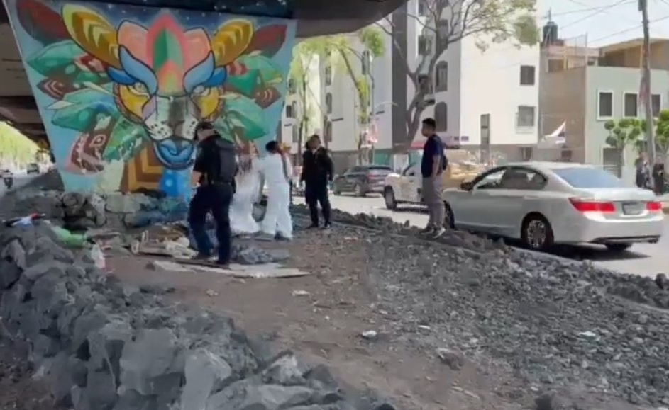 Hallan a mujer sin vida frente estación del metro de la CDMX