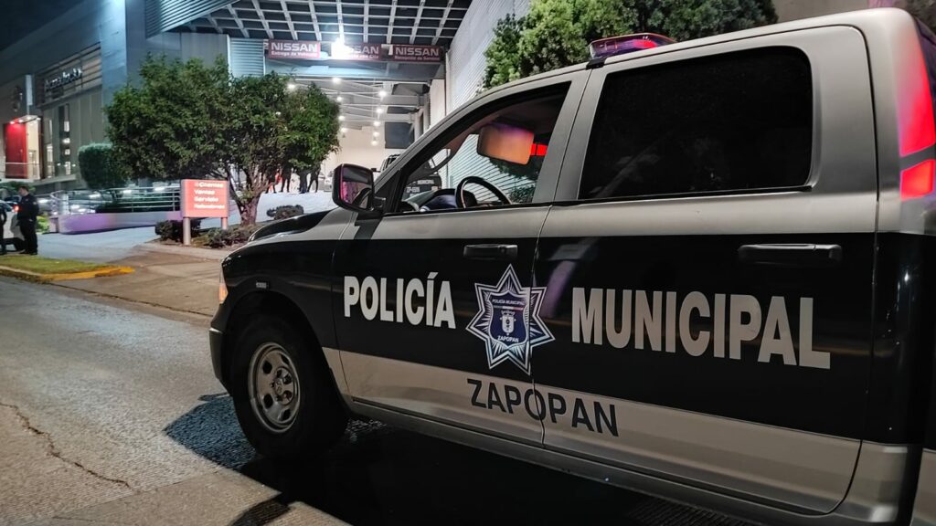 Policías de Zapopan son captados recibiendo "mordida"