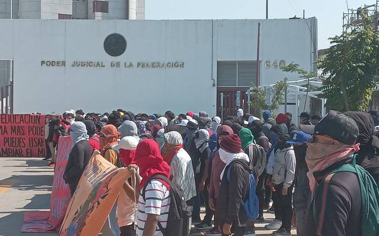 Normalistas protestan frente a Poder Judicial de Acapulco