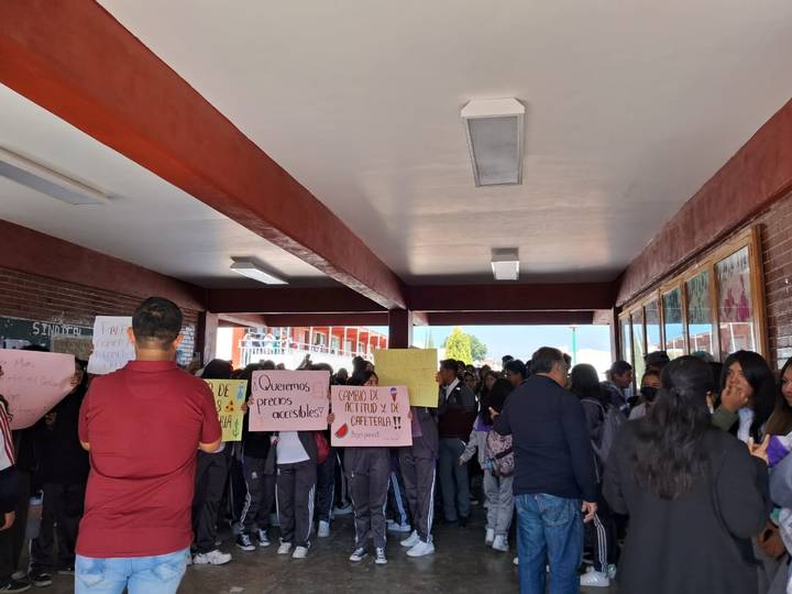 Estudiantes del COBAT de Chiautempan demandan la sustitución del personal en la cafetería