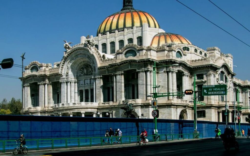 Monumentos de la CDMX amanecen con vallas por el 8M