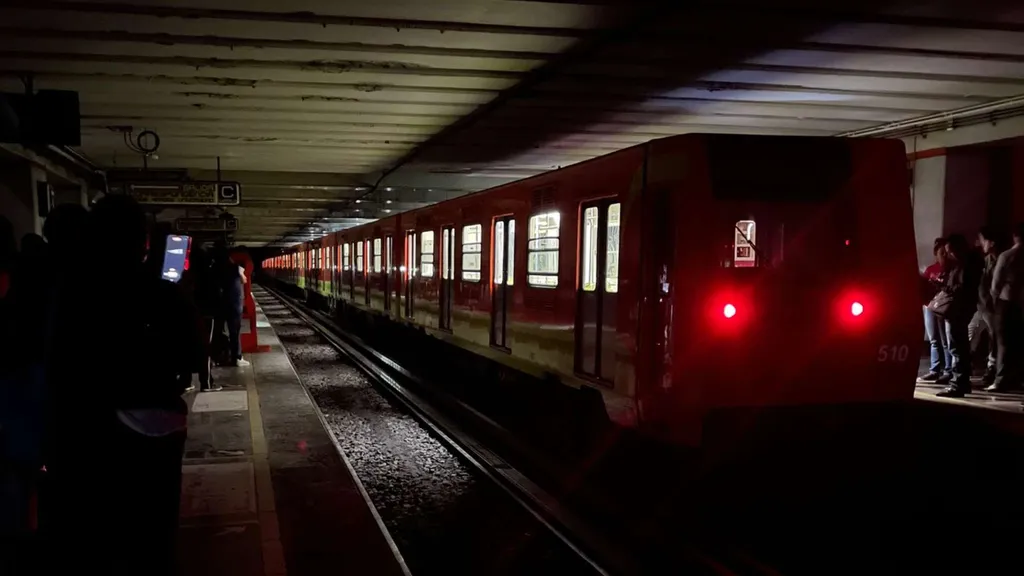 Línea 9 del metro se queda sin luz, deja varados a pasajeros