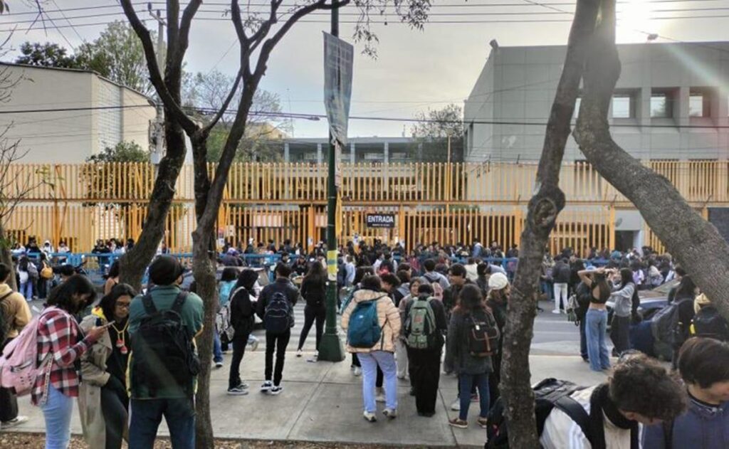 Encapuchados toman instalaciones de la Prepa 8 de la UNAM