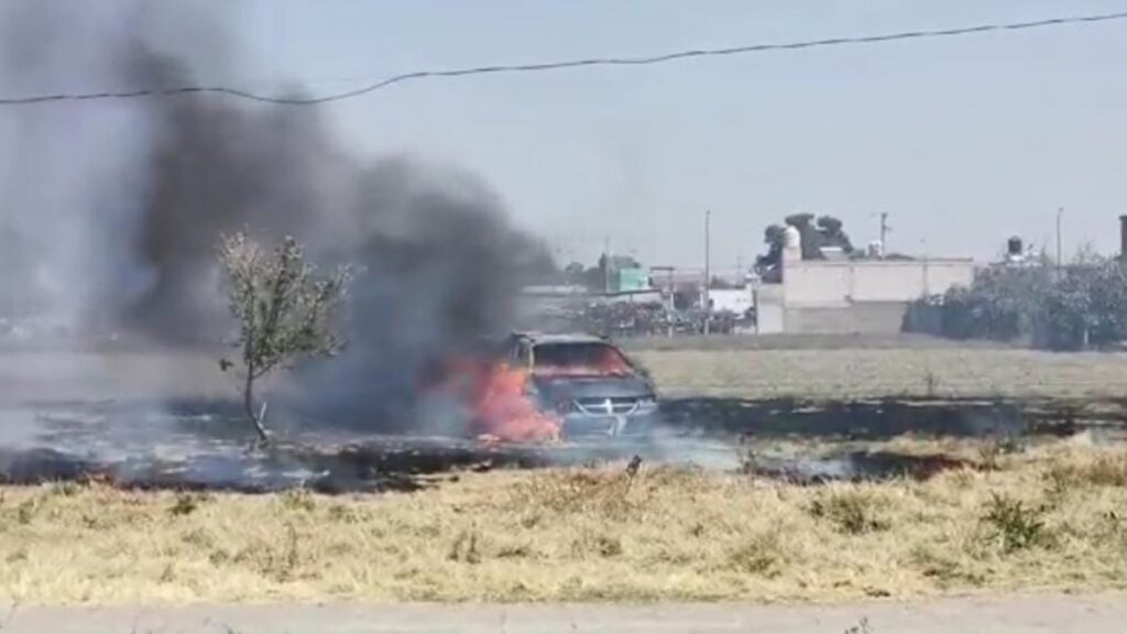 Pobladores queman auto de ladrones en Cholula