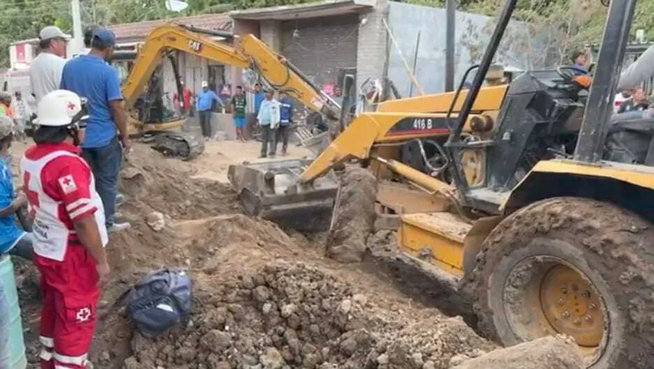 Dos personas quedan atrapadas 8 metros bajo tierra en Oaxaca