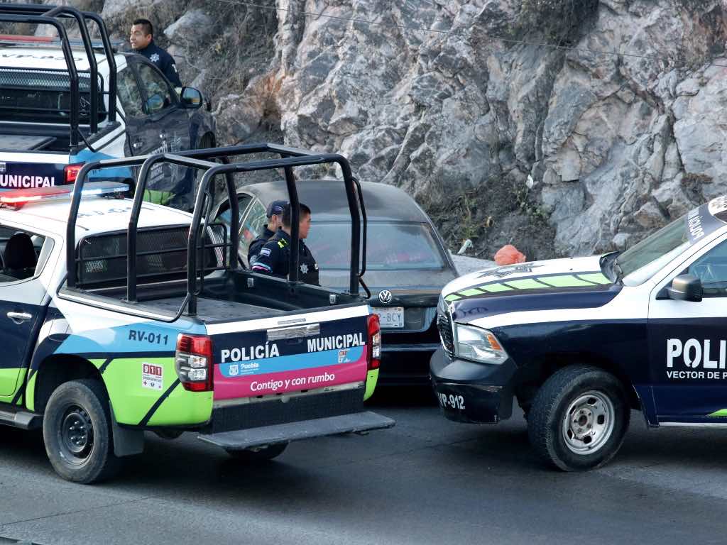 Hallan restos humanos en un auto en Puebla