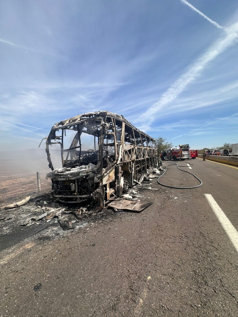 Se incendia autobús de pasajeros en Sinaloa, mueren 4 personas