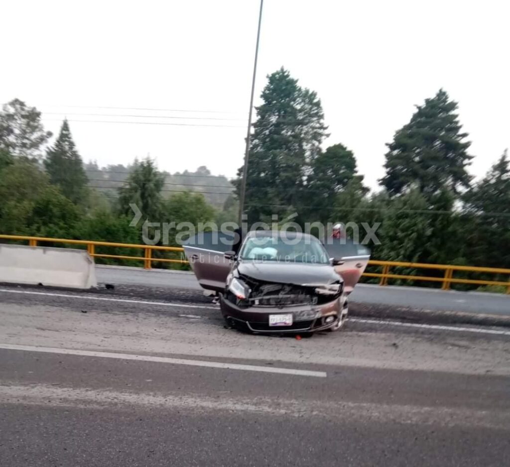 Daños materiales deja aparatoso accidente vial en la carretera Apizaco-Tlaxcala