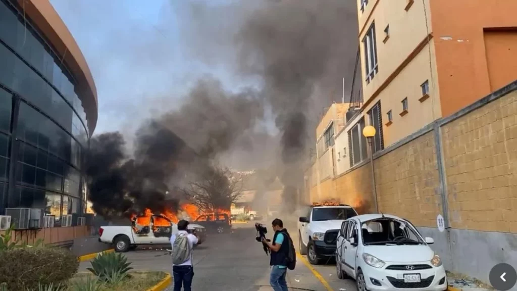 Normalistas de Ayotzinapa incendian camionetas frente a Palacio de Gobierno de Chilpancingo