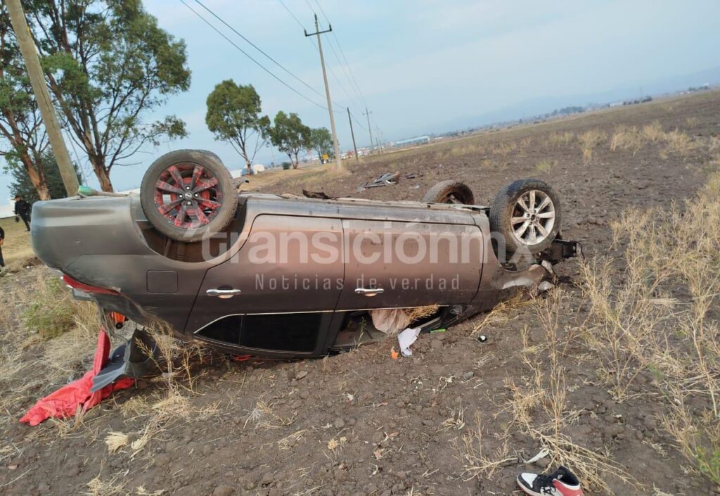 Vuelca automóvil después de que un tráiler le cerrara el paso en Calpulalpan