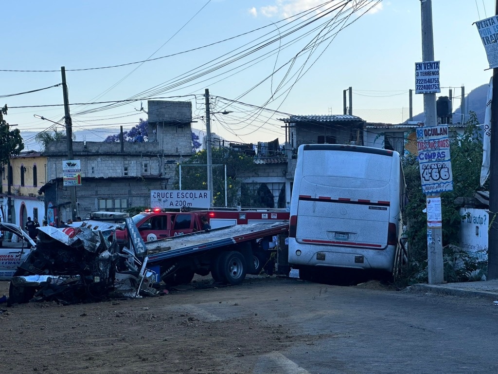 Autobús de perigrinos choca en Malinalco, EDOMEX, hay tres muertos