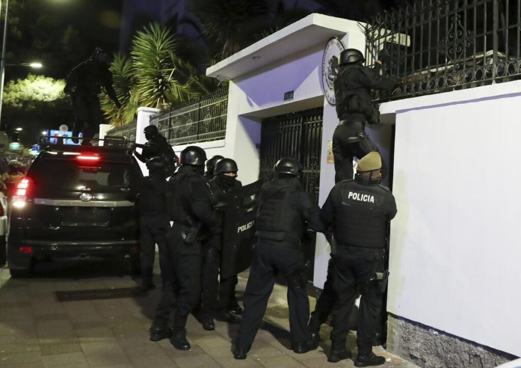 Tras el asalto policial a la Embajada, México rompe relaciones con Ecuador