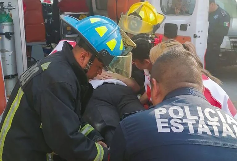 Pareja cae dentro de cisterna en Pachuca