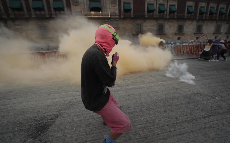 Lanzan gas lacrimógeno a manifestantes trans en Palacio Nacional