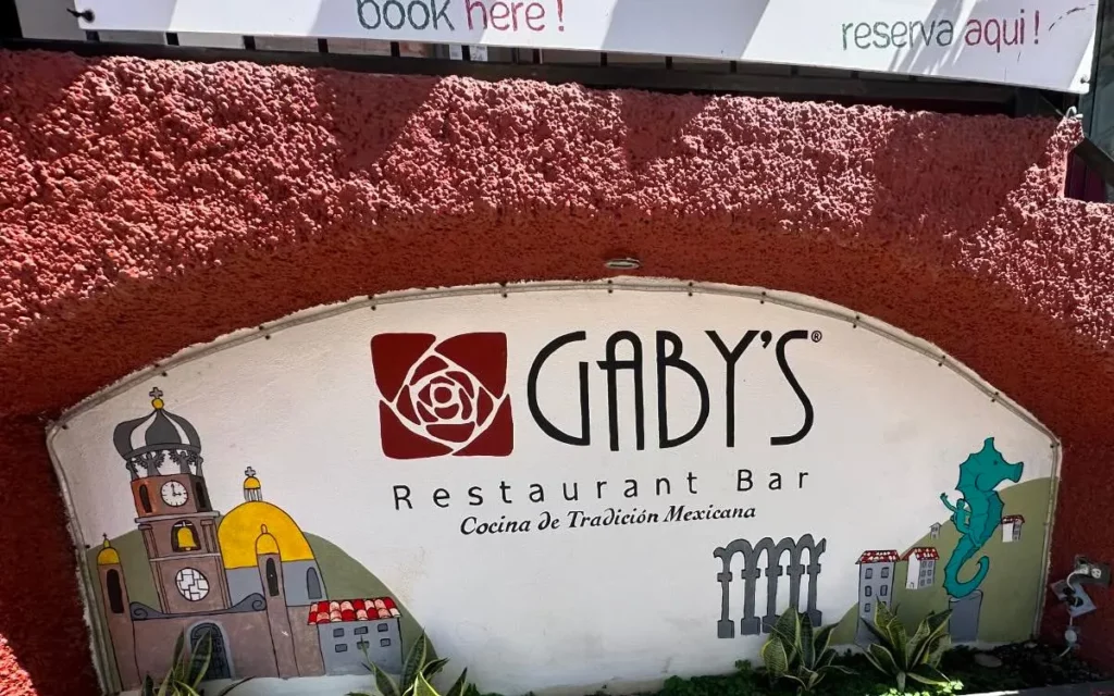 Extranjeros buscan cerrar restaurante en Puerto Vallarta porque "toca música mexicana"