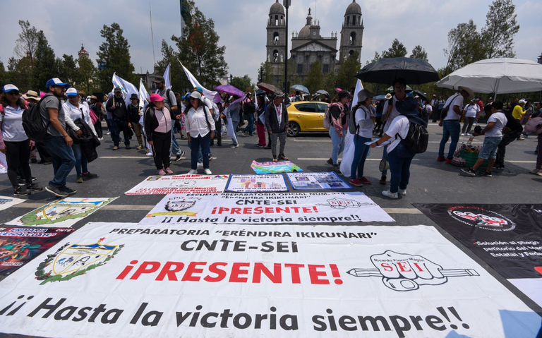 Maestros inician paro indefinido de labores