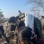 Autobús vuelca en Huehuetlán, Puebla, hay dos muertos