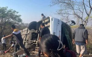 Autobús vuelca en Huehuetlán, Puebla, hay dos muertos