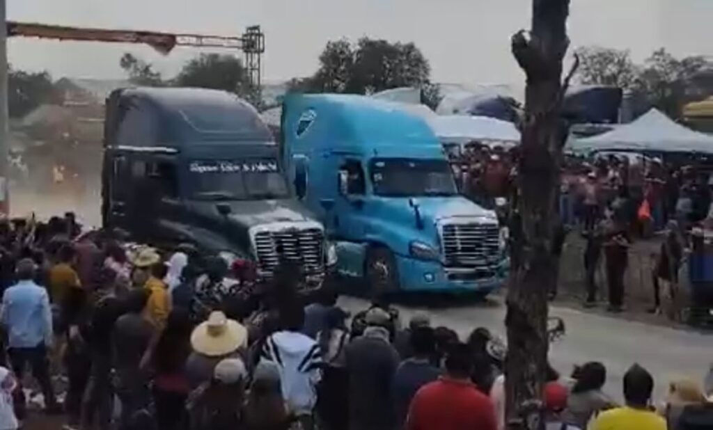 3 hombres sin vida tras carrera de tráileres en Hidalgo