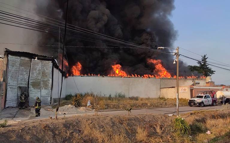 Se incendia fábrica de veladoras en Texmelucan