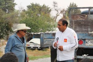 Toño Vázquez continua caminatas en comunidades de Yauhquemehcan