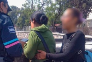 Policía de Puebla evita que mujer se lanzara de un paso elevado