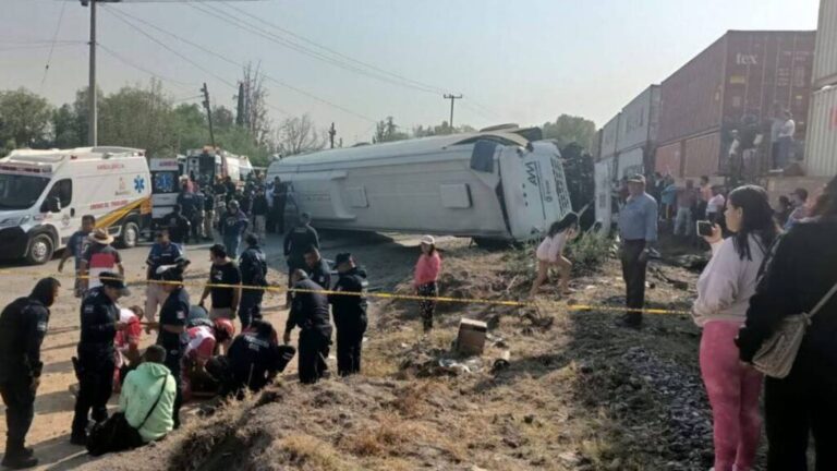 Autobús de pasajeros choca con el tren de Atitalaquia, Hidalgo
