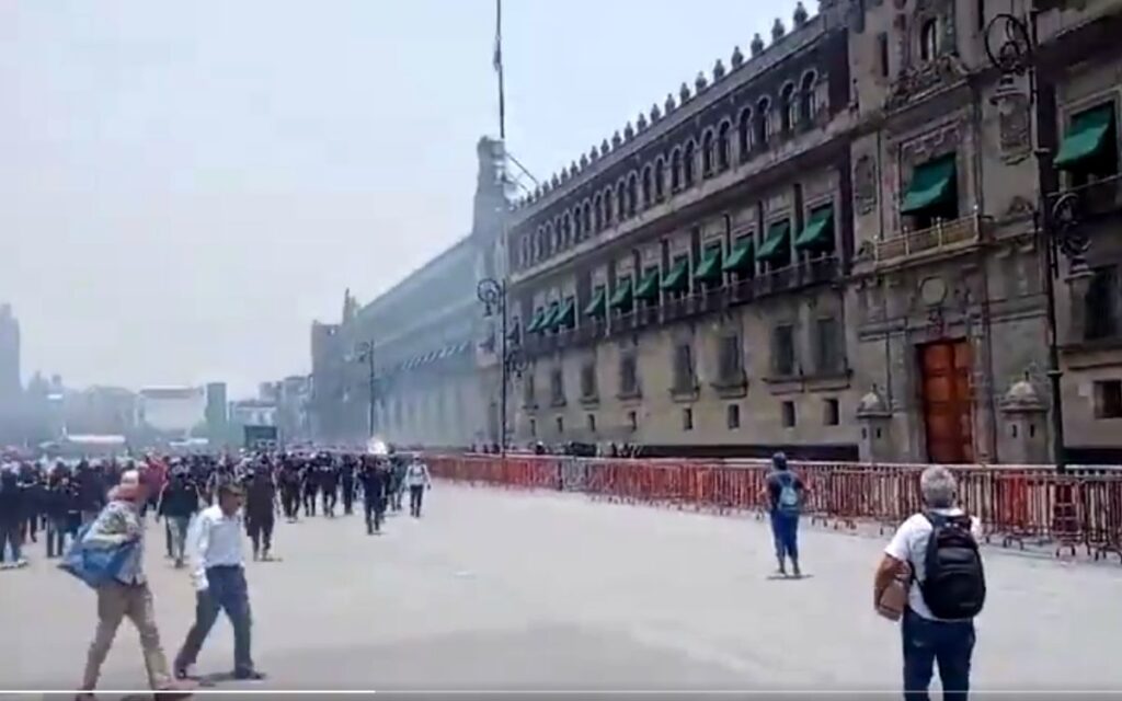 Normalistas lanzan petardos a Palacio Nacional