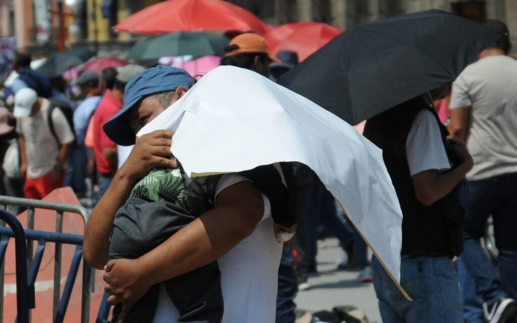 Investigan muerte de niño por presunto golpe de calor