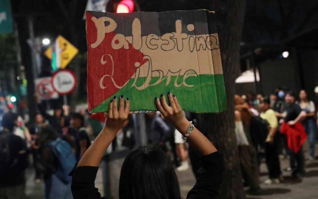 Protesta grupo pro Palestina en embajada de Israel en México