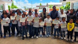 Pequeños de Tocatlán celebran su graduación del Curso de Verano