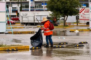 Gobierno de Pepe Chedraui mantiene limpios los alrededores del Estadio Cuauhtémoc tras evento deportivo