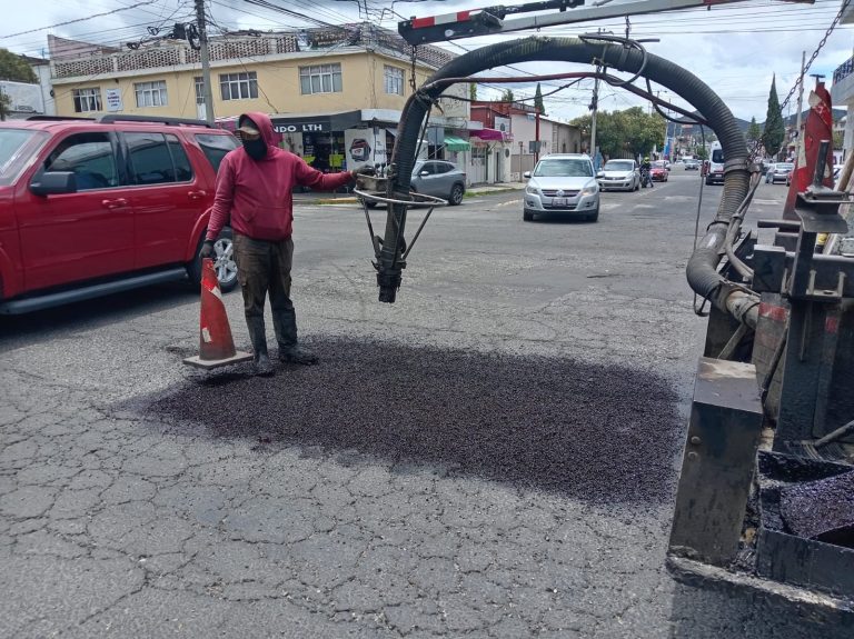 El Gobierno de Apizaco mantiene acciones permanentes de bacheo en el Boulevard Emilio Sánchez Piedras