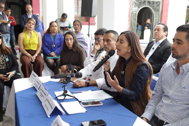 En Nanacamilpa Miriam Martínez reúne a periodistas, líderes del turismo, empresarios y banqueros para impulsar Santuarios de las Luciérnagas