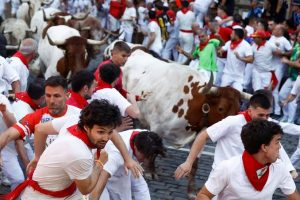 Huamantleco Óscar Abiud libra una cornada durante el último encierro de San Fermín 2026