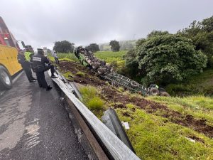 Trailero se queda dormido y vuelca su unidad en la Texcoco-Calpulalpan