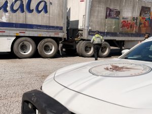 Roban tractocamión en el Arco Norte; recuperan contenedores con panecillos Vualá pero la cabina desaparece