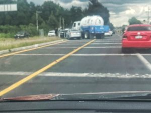 Choca pipa de gas y vehículo compacto en el retorno de la Zona Militar de Panotla 🚨💥