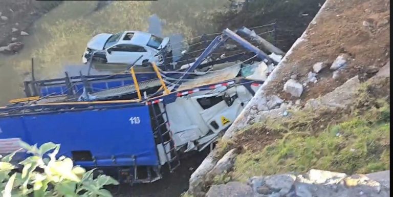 Tráiler nodriza cae de un puente con ocho vehículos nuevos en Tlaxcala