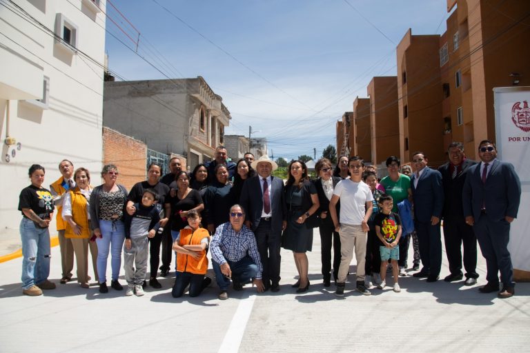 Entrega Javier Rivera dos obras integrales en calle Revolución