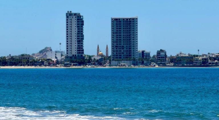 Cocodrilo pone en jaque a Mazatlán; cerraron más playas